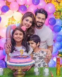 Ali Abbas with his wife & kids