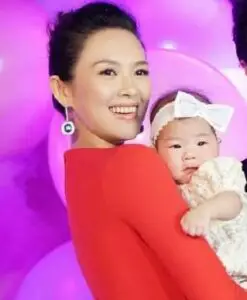 Zhang Ziyi with her daughter