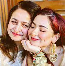 Hania Amir with her mother