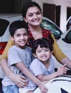 Saranya Mohan with her kids